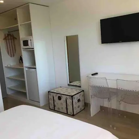 In Tropez, Swimming Pool And Parking Appartement