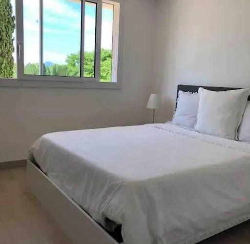 In Tropez, Swimming Pool And Parking Апартаменти