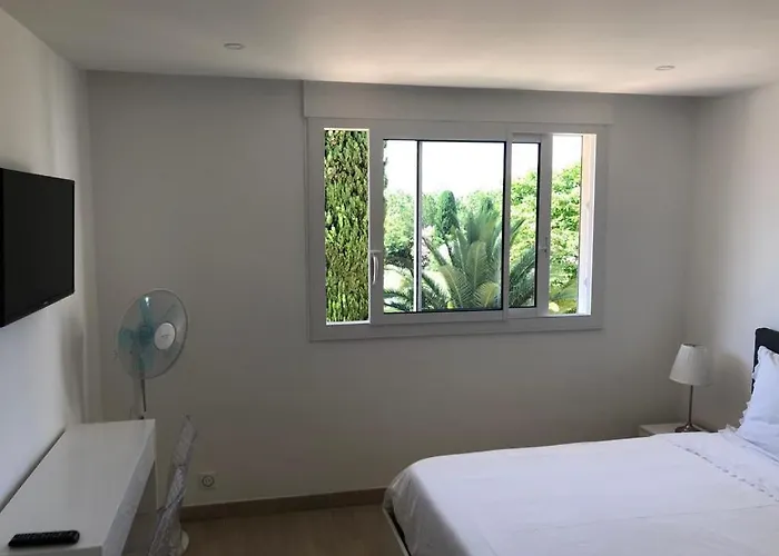 In Tropez, Swimming Pool And Parking * Сен-Тропе